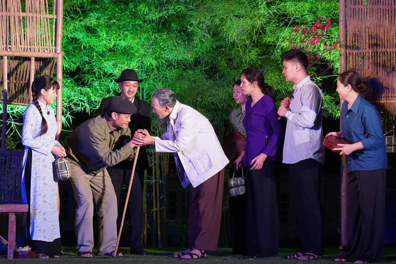 Chương trình nghệ thuật Bác Hồ một tình yêu bao la gồm 2 vở kịch ngắn, hướng đến việc khắc họa hình tượng Chủ tịch Hồ Chí Minh - vị lãnh tụ dành tình yêu sâu nặng cho nhân dân.