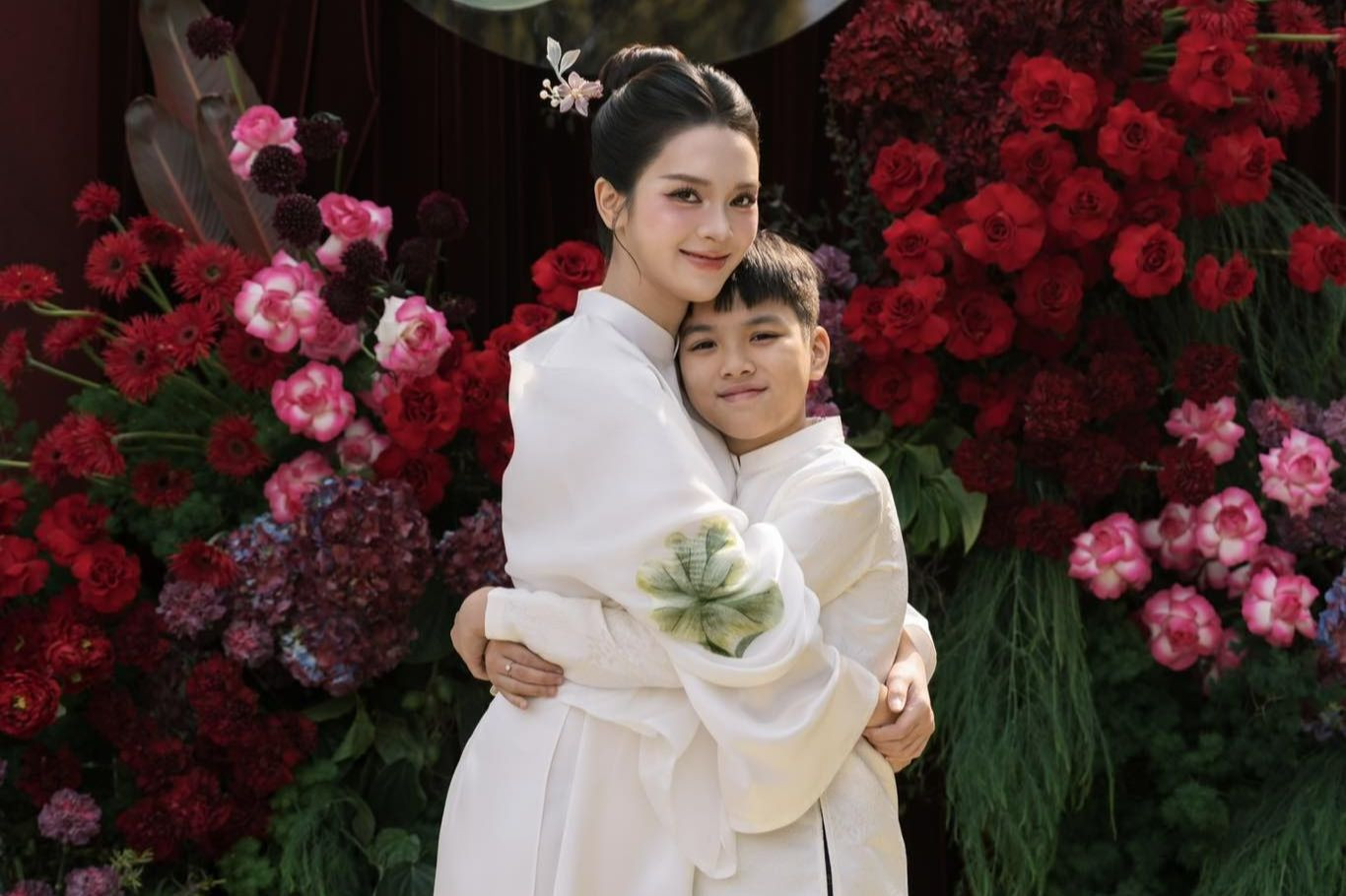 Trong lễ ăn hỏi, con trai riêng của Quỳnh Lương cũng có mặt để chứng kiến và chúc phúc cho mẹ. Trong lễ ăn hỏi, con trai riêng của Quỳnh Lương cũng có mặt để chứng kiến và chúc phúc cho mẹ.