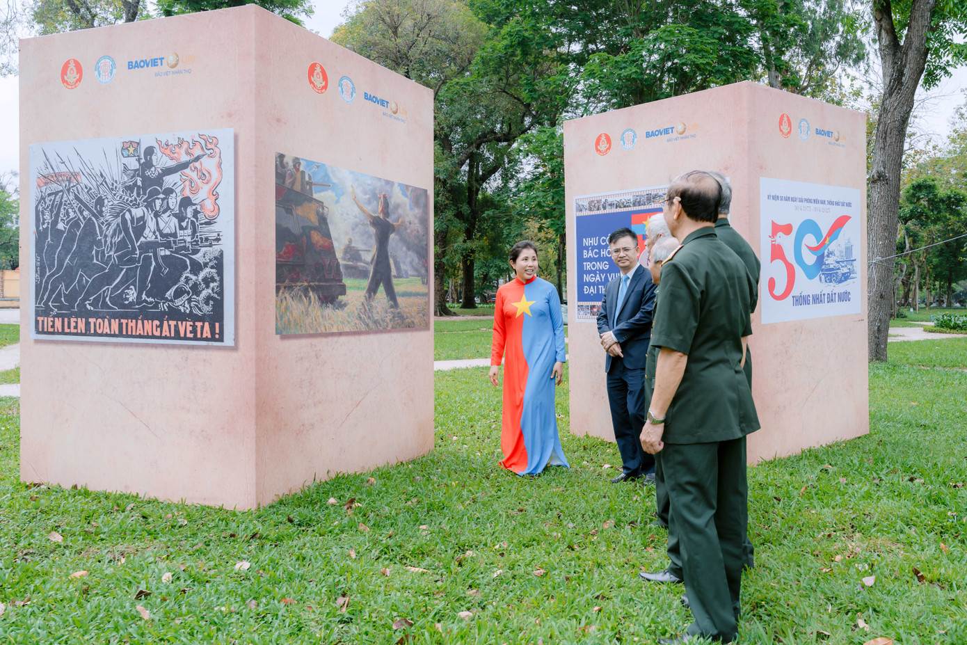 Triển lãm mỹ thuật Bài ca thống nhất khai mạc ngày 25/4 tại khuôn viên công viên Thống Nhất (Hà Nội). Triển lãm mỹ thuật Bài ca thống nhất khai mạc ngày 25/4 tại khuôn viên công viên Thống Nhất (Hà Nội).