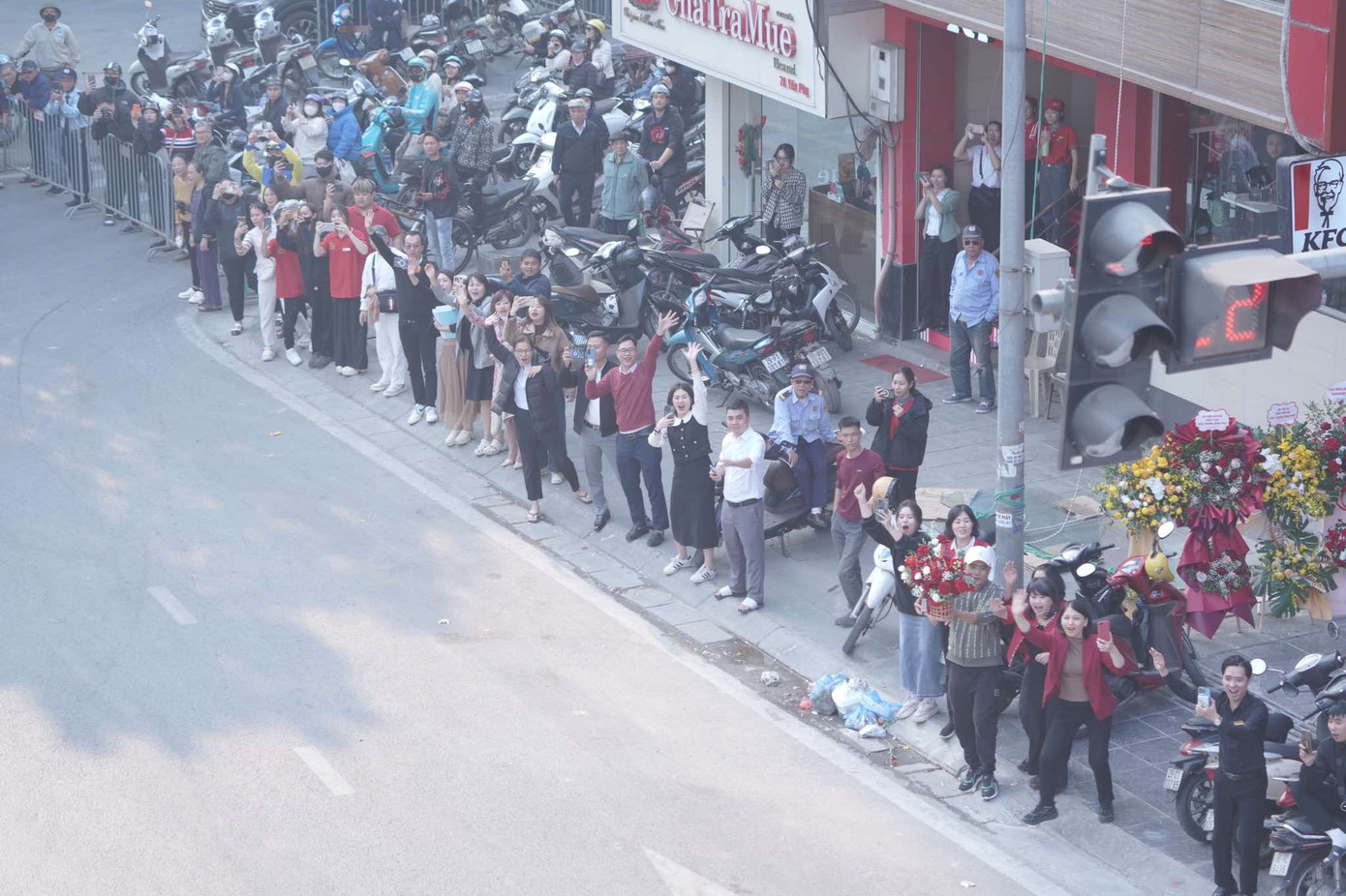 Người hâm mộ tràn ra đường chào mừng các chiến binh Việt Nam &quot;vinh quy bái tổ&quot;.