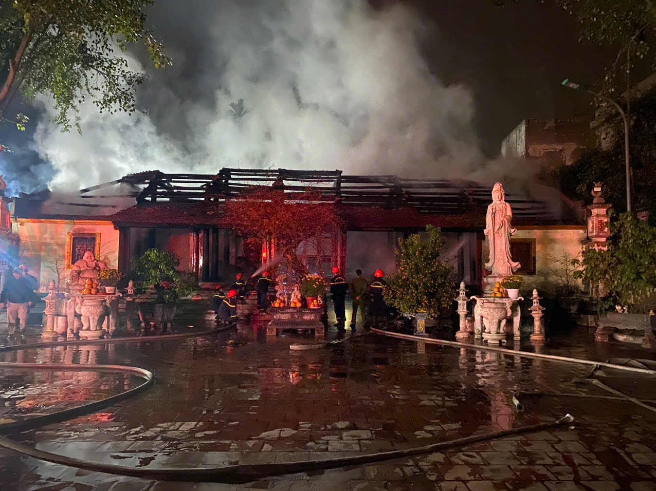Vụ cháy rạng sáng 10/2 làm cháy tòa Tam bảo của chùa Vẽ (phường Thọ Xương, TP. Bắc Giang, tỉnh Bắc Giang).