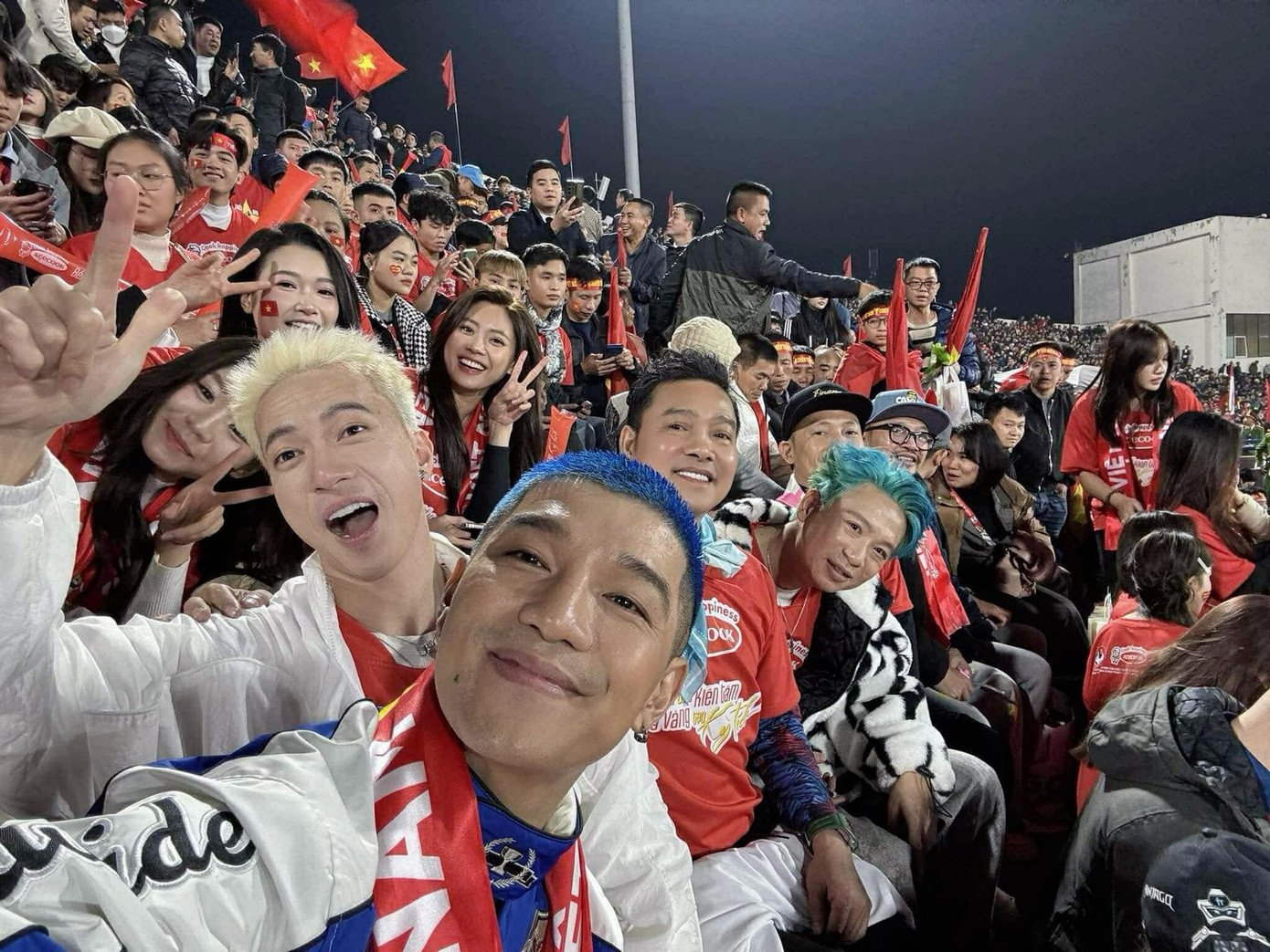 Dàn Anh trai vượt ngàn chông gai nhiều lần có mặt tại sân Việt Trì (Phú Thọ) để cổ vũ đội tuyển Việt Nam.