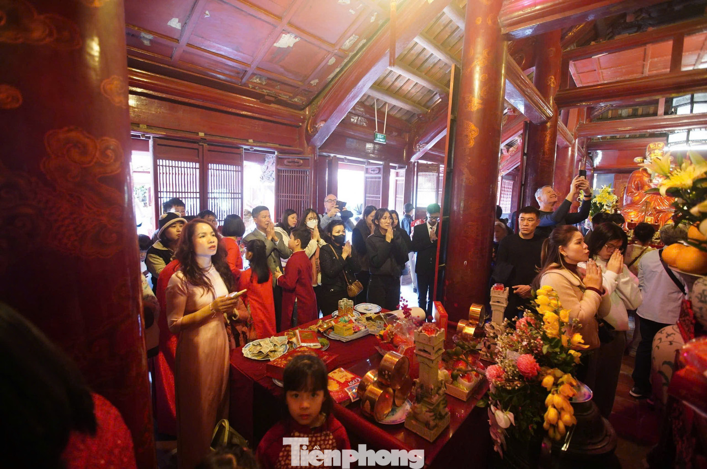 Tại Văn Miếu - Quốc Tử Giám vẫn có một số hình ảnh xấu khi cha mẹ bế trẻ em sờ vào tượng trong di tích để &quot;lấy may&quot;. Điều này là chưa phù hộ khi một số di tích yêu cầu người dân không sờ vào hiện vật.