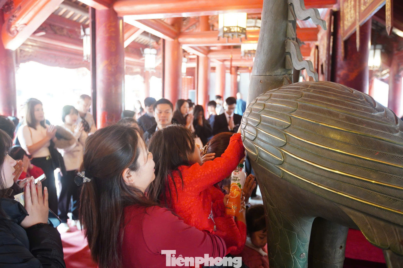 Tại Văn Miếu - Quốc Tử Giám vẫn có một số hình ảnh xấu khi cha mẹ bế trẻ em sờ vào tượng trong di tích để &quot;lấy may&quot;. Điều này là chưa phù hộ khi một số di tích yêu cầu người dân không sờ vào hiện vật.