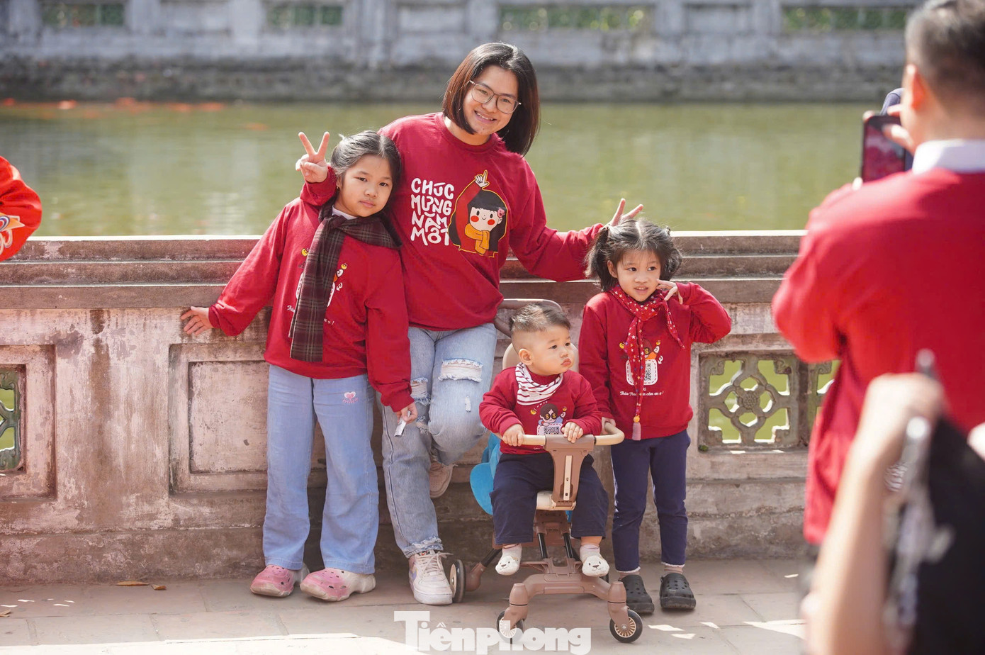 Di tích Văn Miếu - Quốc Tử Giám không chỉ là nơi để xin chữ đầu năm mà còn là nơi du xuân lý tưởng. Trước thềm năm mới, khu di tích đã được trang hoàng, trang trí để thu hút nhiều du khách, trong đó có triển lãm Thiên Quang.