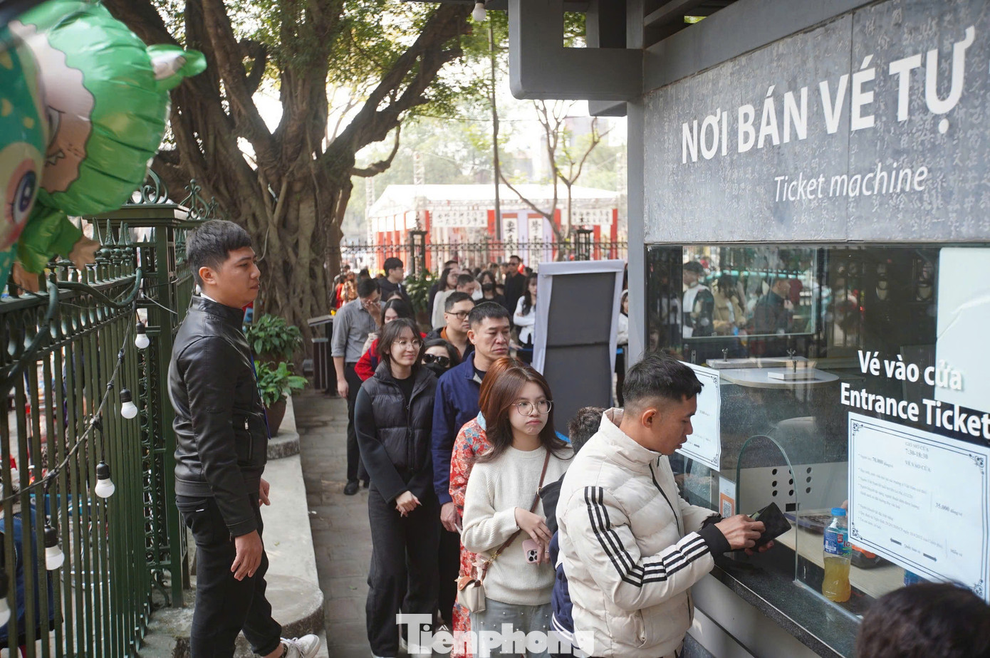 Năm nay, ngay từ những ngày Mùng 2, Mùng 3 Tết Ất Tỵ 2025 đã có hàng nghìn người ghé thăm Văn Miếu - Quốc Tử Giám. Ngoài du xuân vãn cảnh, nhiều người dân và du khách tới đây để xin chữ đầu năm cầu tài lộc và may mắn.