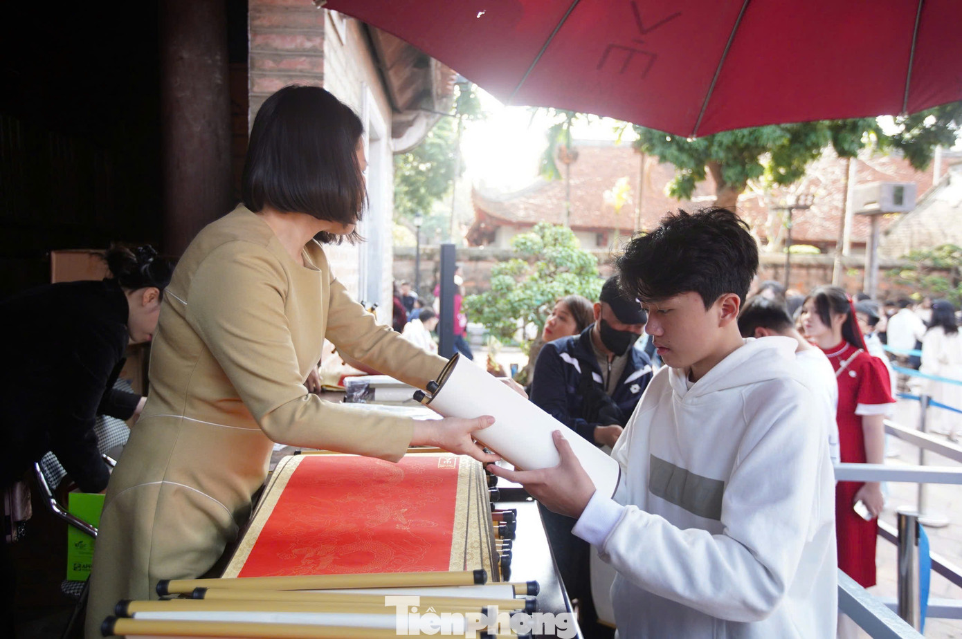 Giấy viết thư pháp trong văn miếu chỉ có một loại được bán với giá 120.000 đồng/tờ. Du khách mua giấy sau đó trực tiếp xin chữ từ 9 ông đồ ngay tại sân Thái học của Văn Miếu - Quốc Tử Giám.