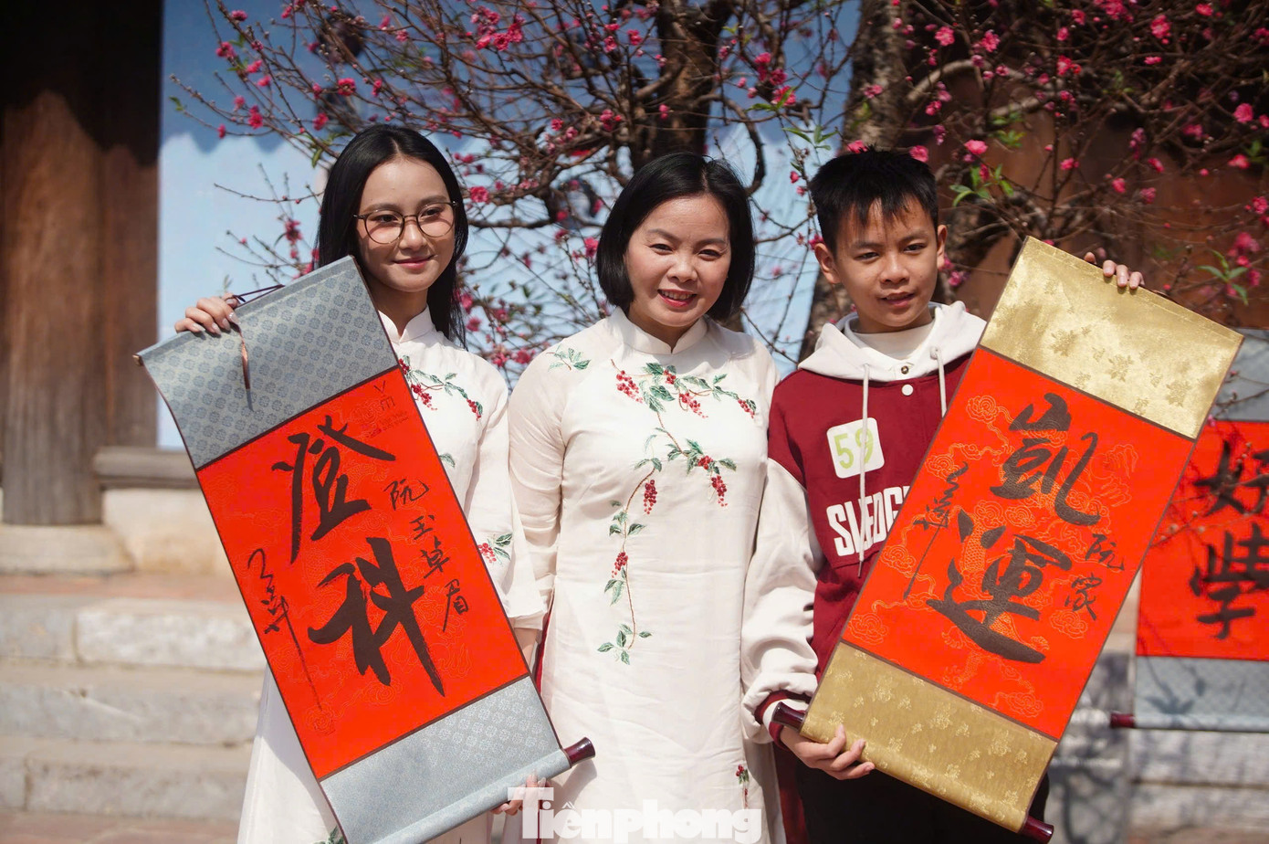 Sau khoảng thời gian dài chờ đợi, ai cũng mãn nguyện với những chữ mình xin được. Những mong ước về một năm mới tươi đẹp được gói gọn trong nét bút của những ông đồ.