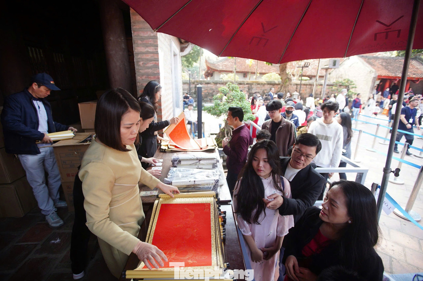 Giấy viết thư pháp trong văn miếu chỉ có một loại được bán với giá 120.000 đồng/tờ. Du khách mua giấy sau đó trực tiếp xin chữ từ 9 ông đồ ngay tại sân Thái học của Văn Miếu - Quốc Tử Giám.