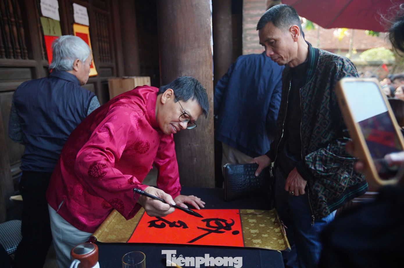 Do lượng khách khá đông nên du khách có thể mất khoảng 30-45 phút cho một lần xin chữ. Ngoài ra, nếu không muốn chờ đợi, xếp hàng du khách có thể chọn mua chữ viết sẵn với giá 120.000-300.000 đồng/chữ (tuỳ theo khổ giấy).