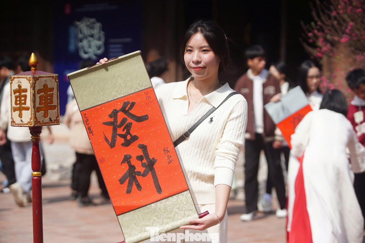 Sau khoảng thời gian dài chờ đợi, ai cũng mãn nguyện với những chữ mình xin được. Những mong ước về một năm mới tươi đẹp được gói gọn trong nét bút của những ông đồ.