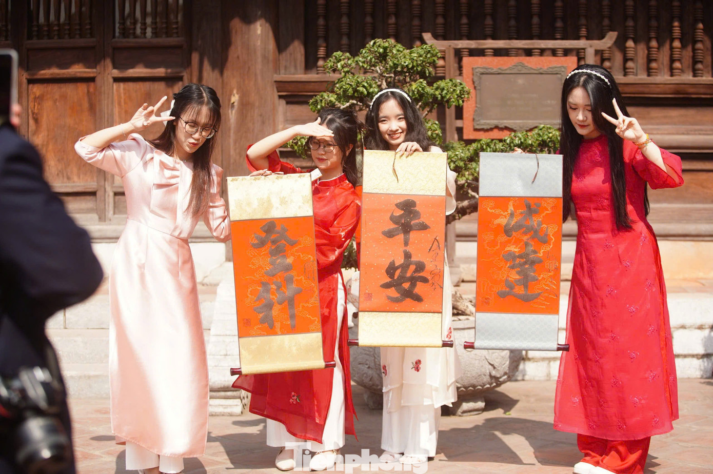 Sau khoảng thời gian dài chờ đợi, ai cũng mãn nguyện với những chữ mình xin được. Những mong ước về một năm mới tươi đẹp được gói gọn trong nét bút của những ông đồ.