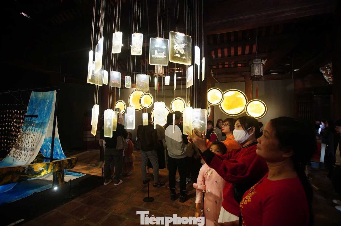 Các tác phẩm tập trung tái hiện sự phát triển của làng nghề nổi tiếng của Thăng Long xưa như nghề ươm tơ dệt lụa, thêu thùa may vá, nghề đúc đồng, nghề rèn, nghề làm vàng mã, khắc con dấu, nghề đóng thuyền, bè, nghề trồng hoa…