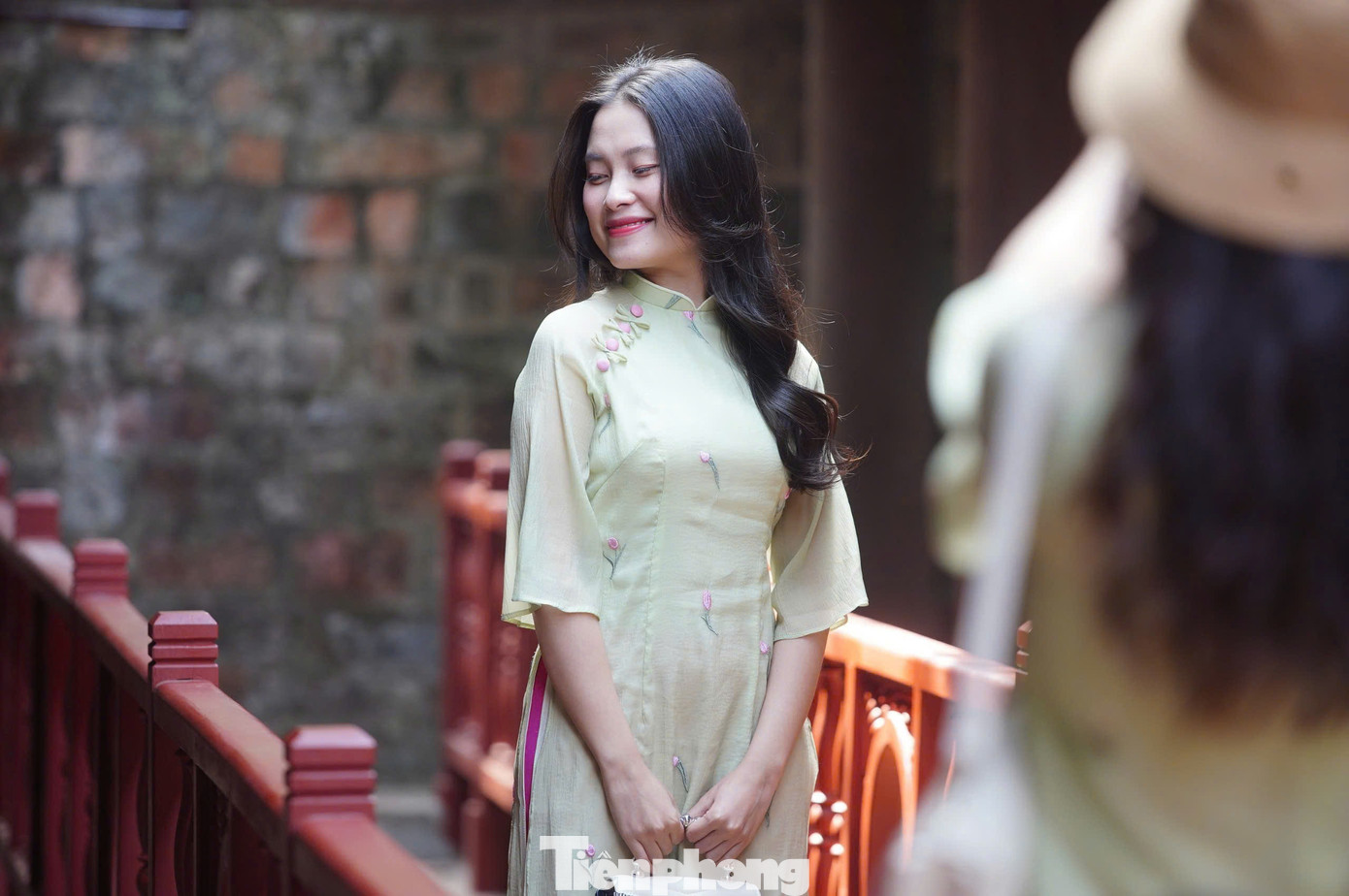 Di tích Văn Miếu - Quốc Tử Giám không chỉ là nơi để xin chữ đầu năm mà còn là nơi du xuân lý tưởng. Trước thềm năm mới, khu di tích đã được trang hoàng, trang trí để thu hút nhiều du khách, trong đó có triển lãm Thiên Quang.