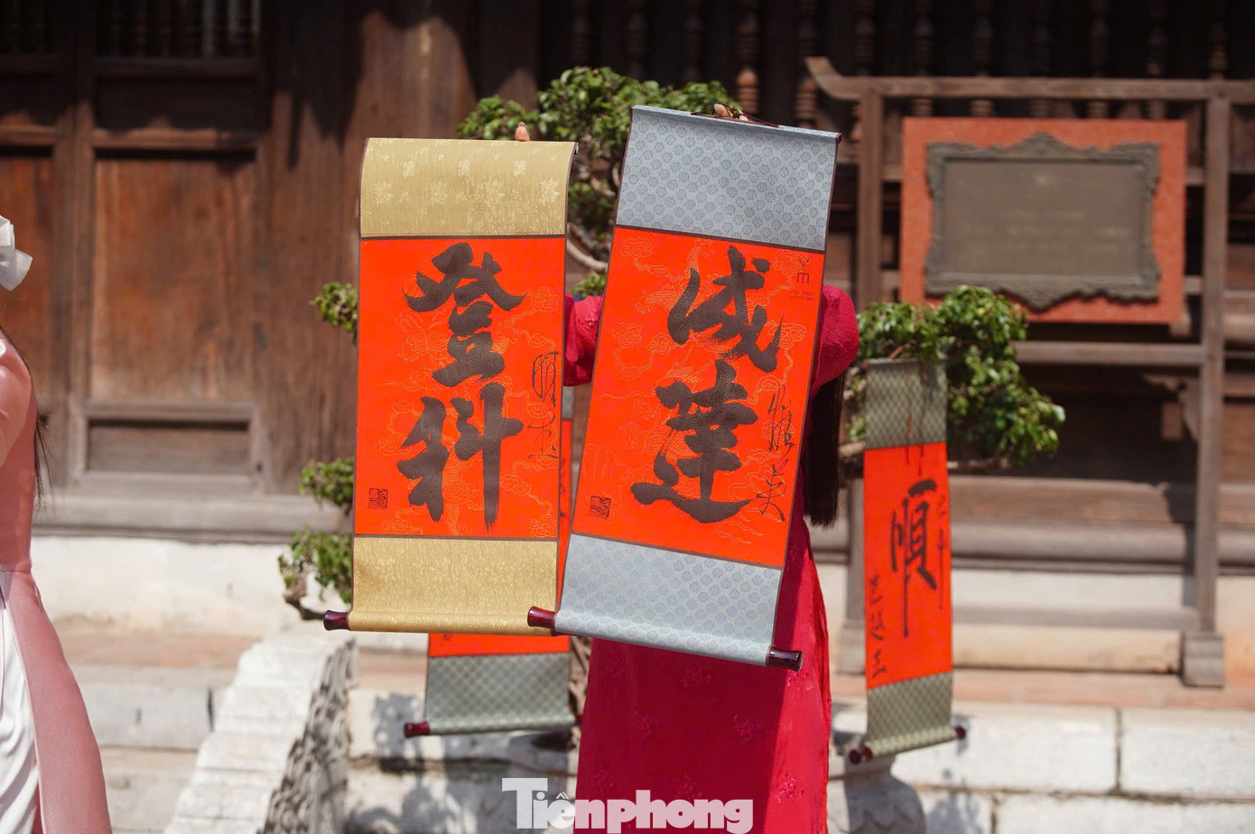 Sau khoảng thời gian dài chờ đợi, ai cũng mãn nguyện với những chữ mình xin được. Những mong ước về một năm mới tươi đẹp được gói gọn trong nét bút của những ông đồ.