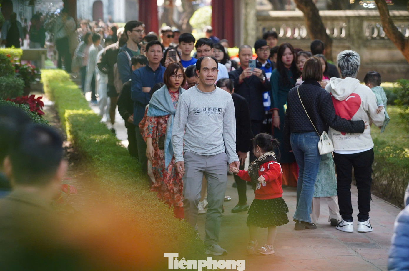 Xin chữ đầu năm là phong tục truyền thống của người Việt Nam thể hiện sự trân trọng đối với tri thức, đồng thời gửi gắm ước nguyện năm mới trong những con chữ.