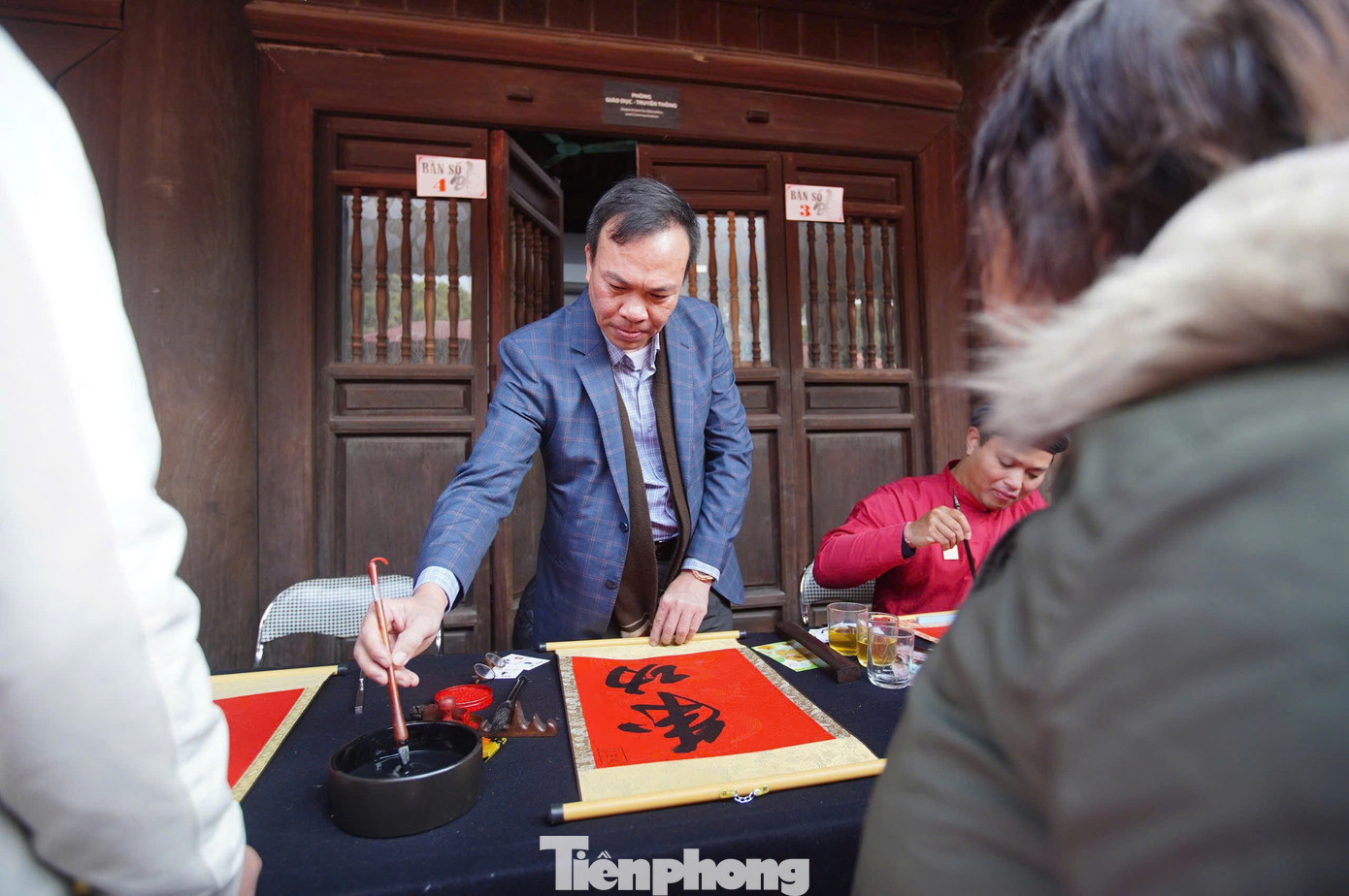 Qua từng nét bút, ông đồ đang truyền tải cho thế hệ trẻ hiểu rõ hơn về những giá trị nhân văn, đạo đức của dân tộc. Mỗi nét chữ thư pháp tiếp tục làm tròn sứ mệnh gìn giữ và thổi hồn cho văn hóa truyền thống giữa dòng chảy không ngừng của thời gian.