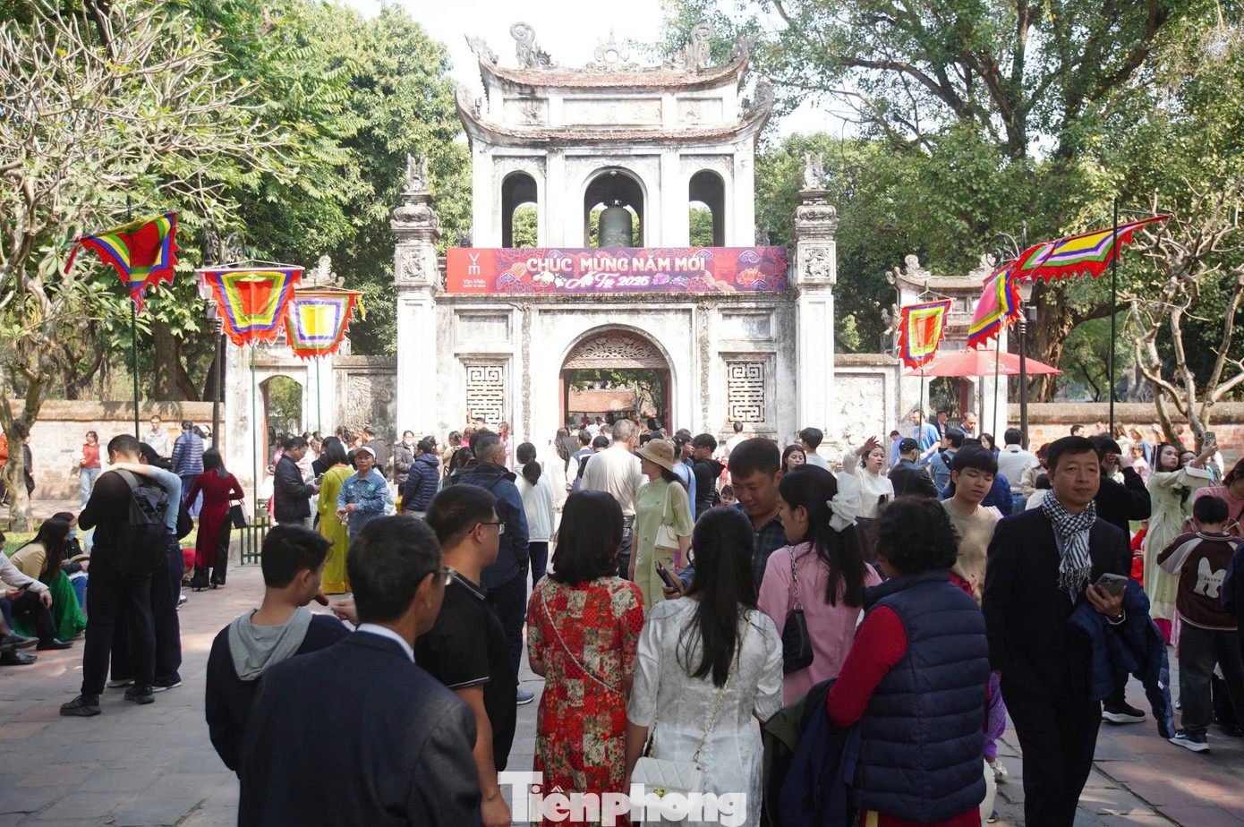 Được coi là biểu tượng của nền giáo dục Việt Nam, Văn Miếu - Quốc Tử Giám luôn là điểm đến ý nghĩa, thu hút đông đảo người dân và du khách trong những ngày đầu xuân năm mới.