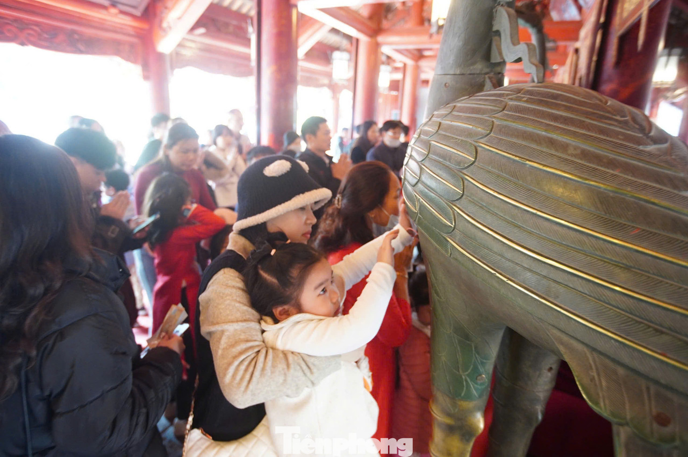 Tại Văn Miếu - Quốc Tử Giám vẫn có một số hình ảnh xấu khi cha mẹ bế trẻ em sờ vào tượng trong di tích để &quot;lấy may&quot;. Điều này là chưa phù hộ khi một số di tích yêu cầu người dân không sờ vào hiện vật.