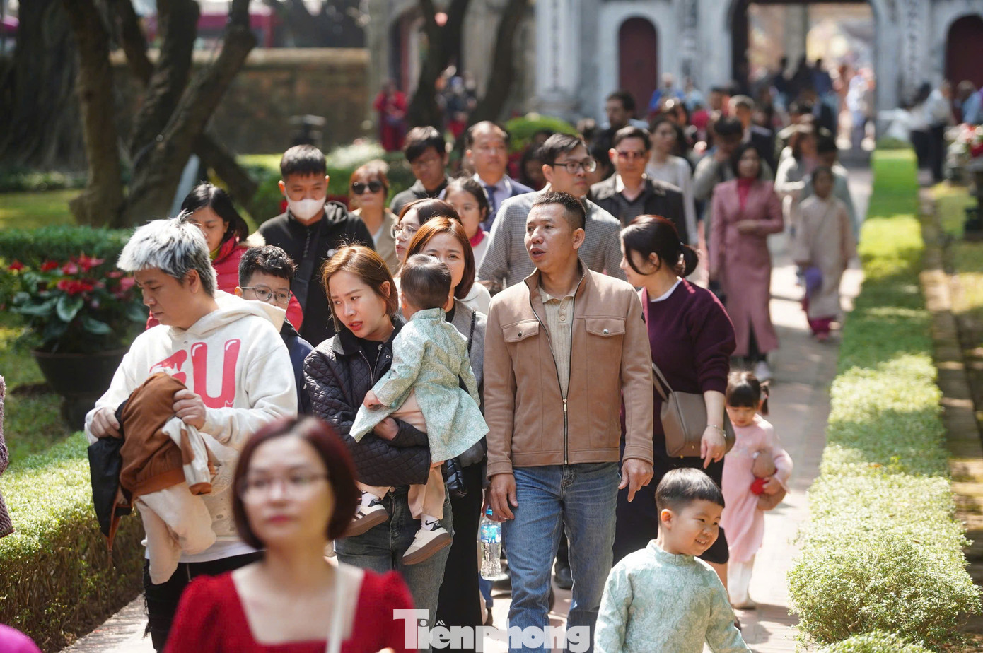 Năm nay, ngay từ những ngày Mùng 2, Mùng 3 Tết Ất Tỵ 2025 đã có hàng nghìn người ghé thăm Văn Miếu - Quốc Tử Giám. Ngoài du xuân vãn cảnh, nhiều người dân và du khách tới đây để xin chữ đầu năm cầu tài lộc và may mắn.