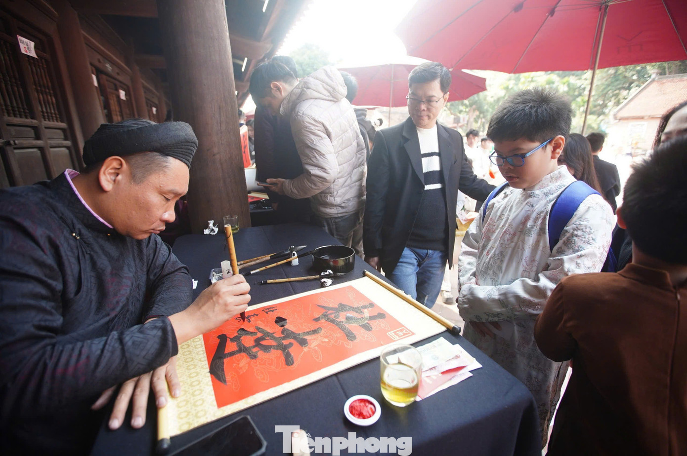 Với mong muốn đỗ trường THCS chuyên ở Hà Nội, em Đỗ Gia Bảo cùng gia đình đến xin chữ "Đỗ đạt". "Năm nay em lên lớp 6 nên đã xin chữ Đỗ đạt với mong muốn đỗ vào được trường THCS chuyên ở Hà Nội", Gia Bảo cho biết.