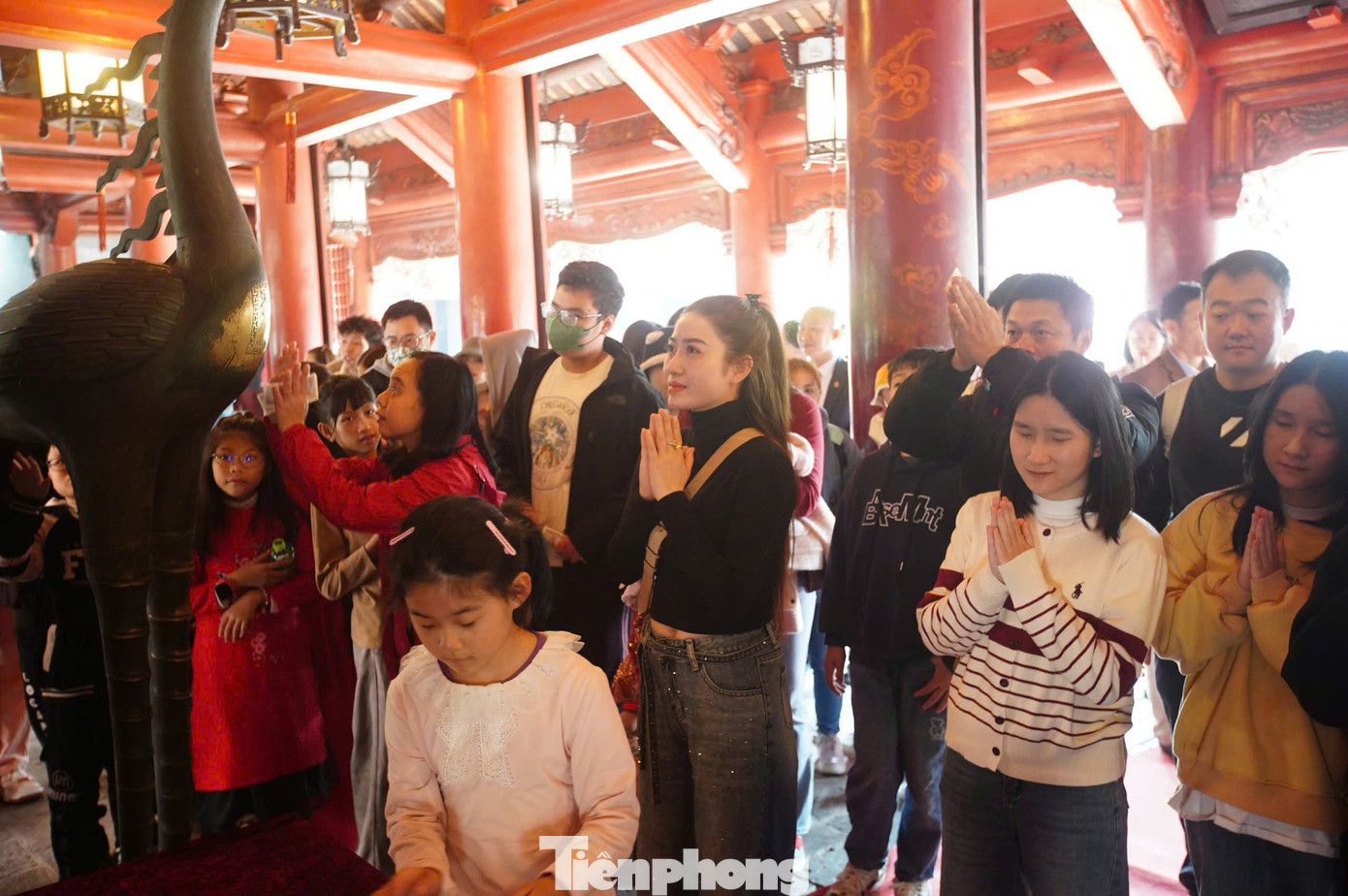 Trong năm mới, mong ước của người dân được thể hiện qua những con chữ mà họ xin được, vì vậy những chữ như: Phúc, Tài, Lộc, Phát, An, Khang, Thành, Đạt...