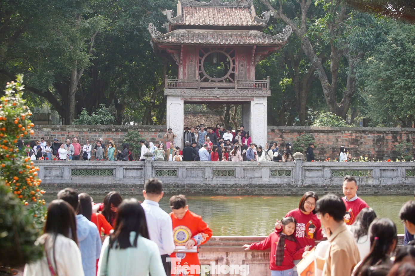 Năm nay, ngay từ những ngày Mùng 2, Mùng 3 Tết Ất Tỵ 2025 đã có hàng nghìn người ghé thăm Văn Miếu - Quốc Tử Giám. Ngoài du xuân vãn cảnh, nhiều người dân và du khách tới đây để xin chữ đầu năm cầu tài lộc và may mắn.