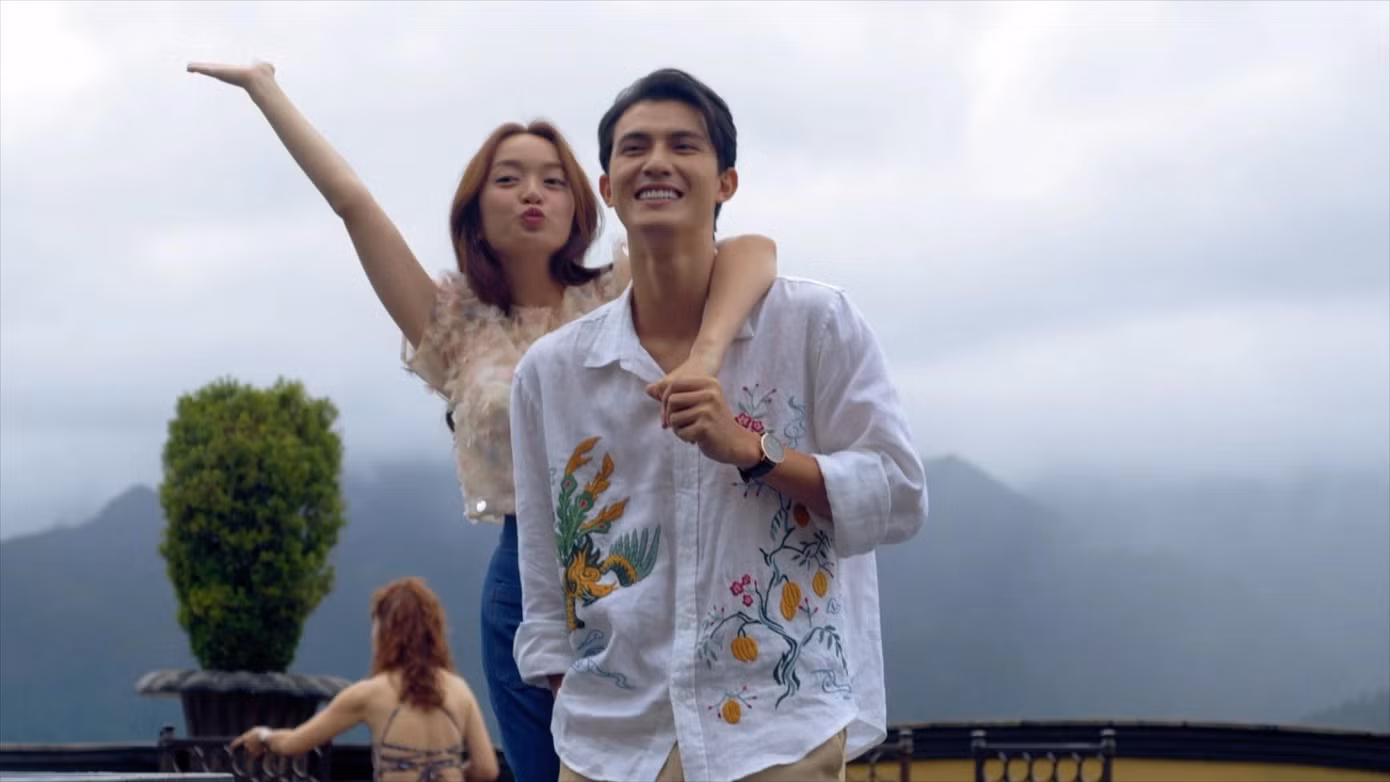 Yêu nhầm bạn thân đuối sức trên đường đua phim Tết. Yêu nhầm bạn thân đuối sức trên đường đua phim Tết.