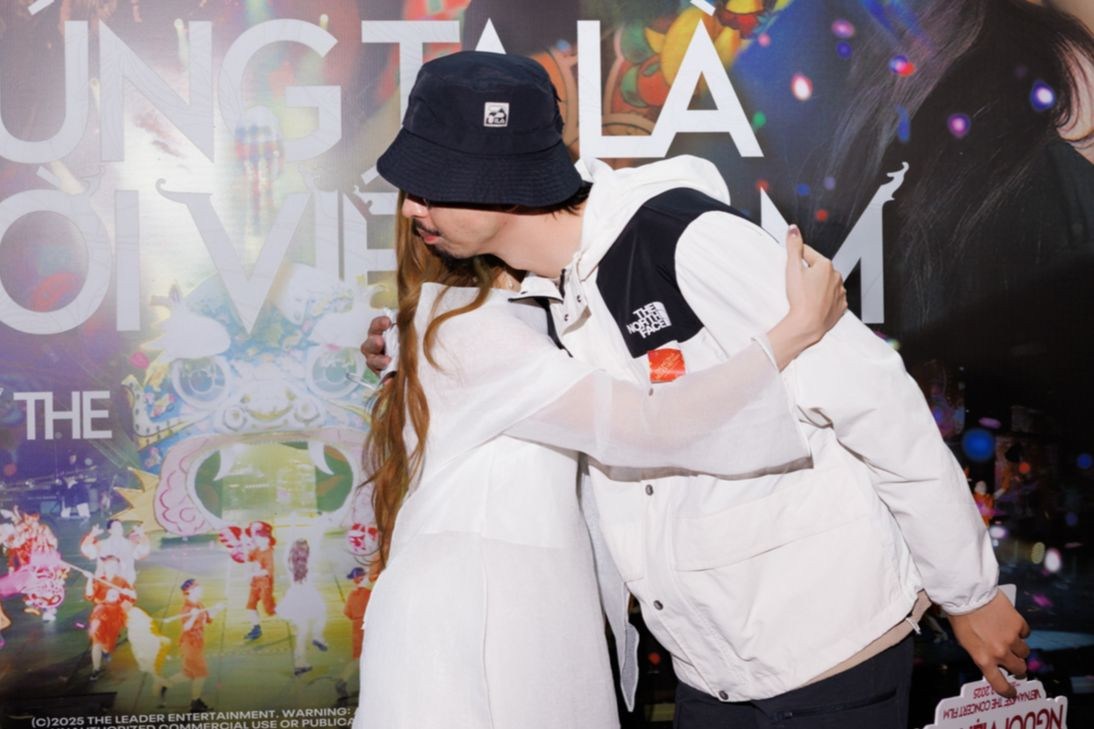 Rapper Đen Vâu động viên Hoàng Thùy Linh tại buổi họp báo ra mắt phim Chúng ta là người Việt Nam.