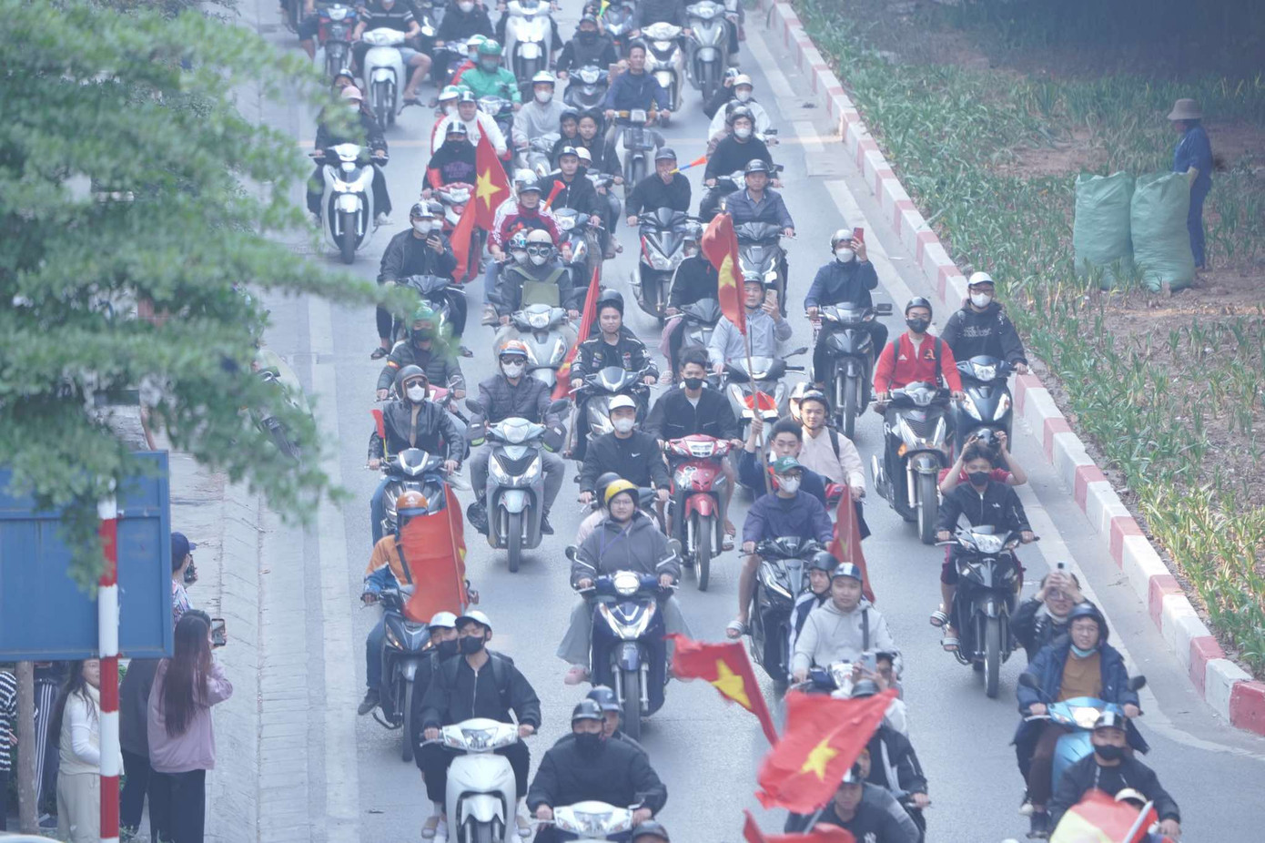 Người hâm mộ tràn ra đường chào mừng các chiến binh Việt Nam &quot;vinh quy bái tổ&quot;.