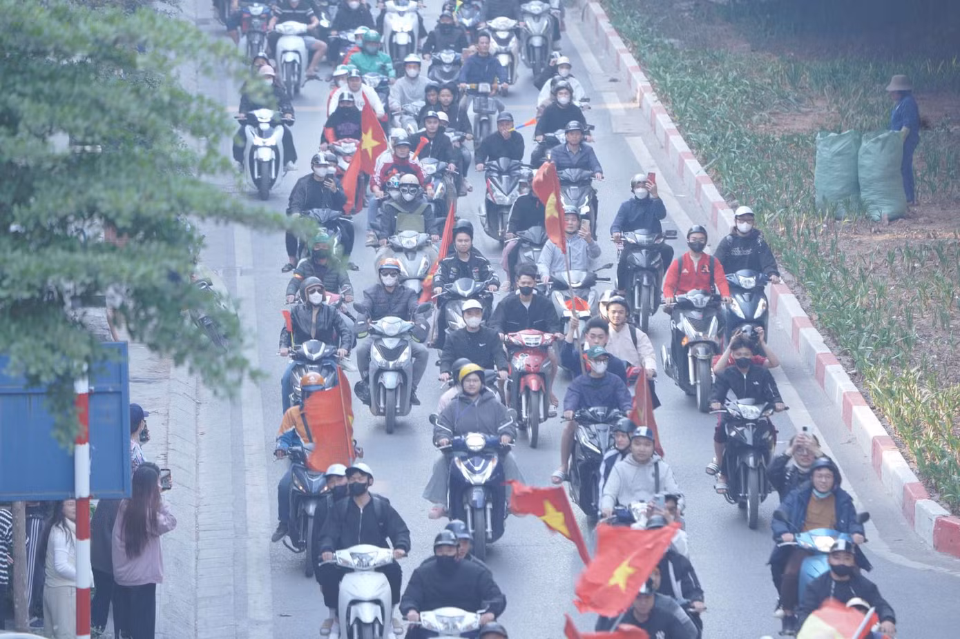 Người hâm mộ tràn ra đường chào mừng các chiến binh Việt Nam "vinh quy bái tổ". Người hâm mộ tràn ra đường chào mừng các chiến binh Việt Nam "vinh quy bái tổ".