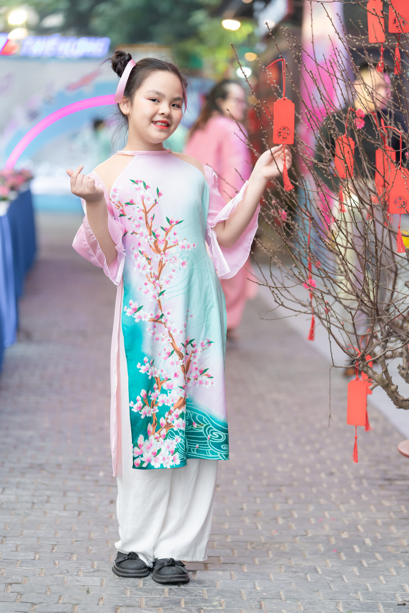 Không gian Phố sách Hà Nội tràn ngập sắc xuân, thu hút nhiều du khách tham quan, chụp ảnh. Đây hứa hẹn là điểm đến độc đáo của Hà Nội.