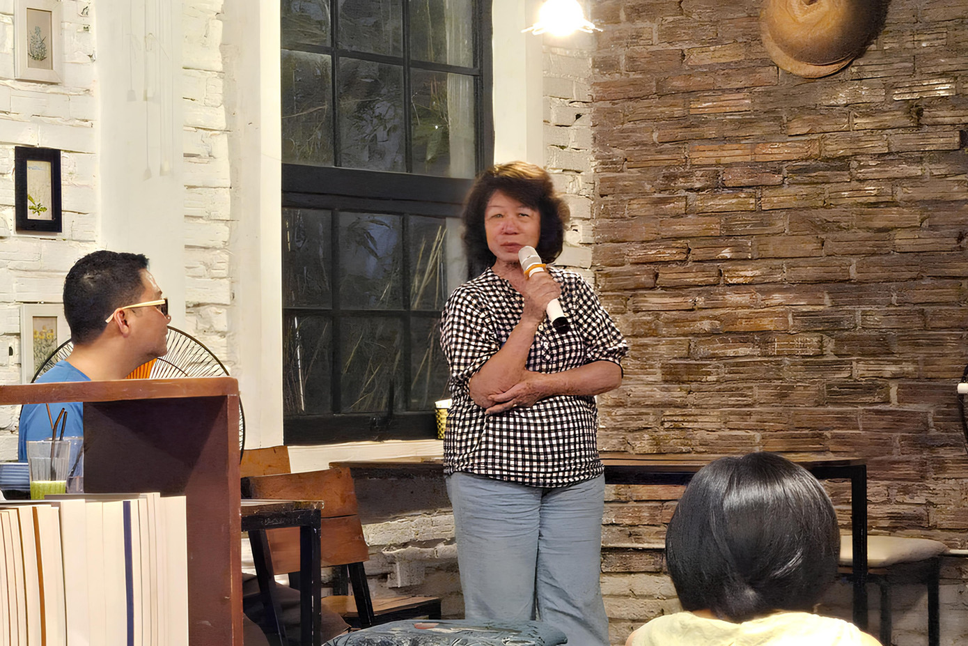 Bà Kim Trâm - em gái liệt sĩ Đặng Thùy Trâm - chia sẻ tại buổi nói chuyện ngày 11/5. Bà Kim Trâm - em gái liệt sĩ Đặng Thùy Trâm - chia sẻ tại buổi nói chuyện ngày 11/5.