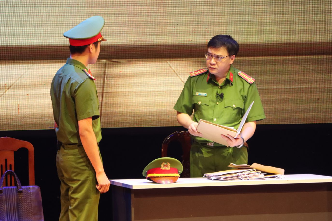 Hoàng hôn rực nắng ra mắt khán giả Thủ đô trong Liên hoan Nghệ thuật sân khấu chuyên nghiệp toàn quốc về hình tượng người chiến sĩ công an nhân dân lần thứ V.