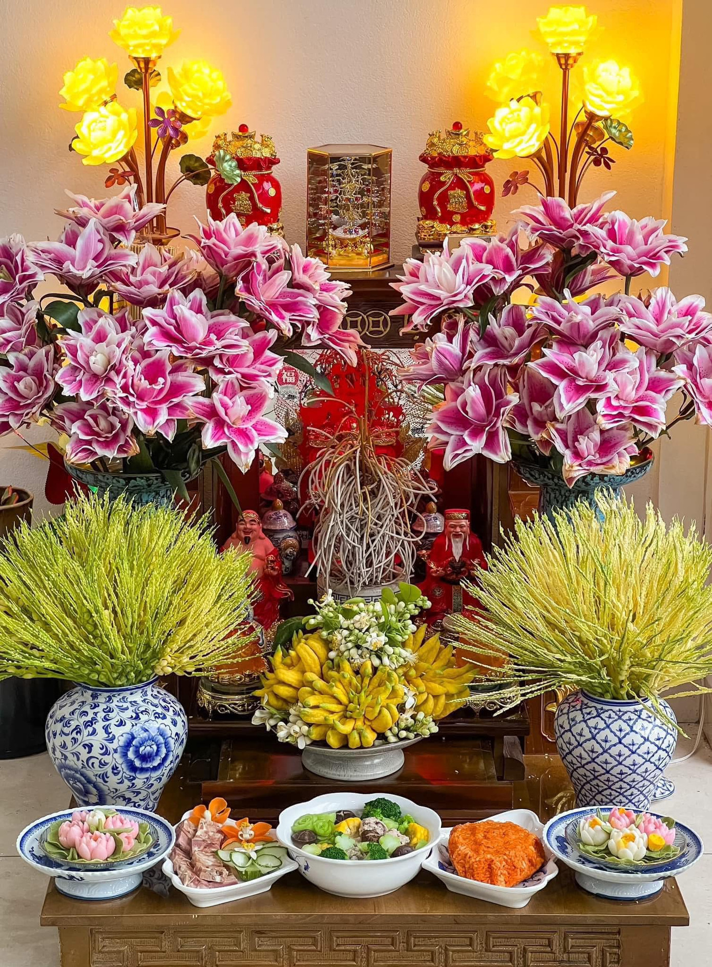 Trước khi cúng Rằm tháng Giêng, các gia đình cần lau chùi, dọn dẹp bàn thờ gia tiên sạch sẽ. Trước khi cúng Rằm tháng Giêng, các gia đình cần lau chùi, dọn dẹp bàn thờ gia tiên sạch sẽ.