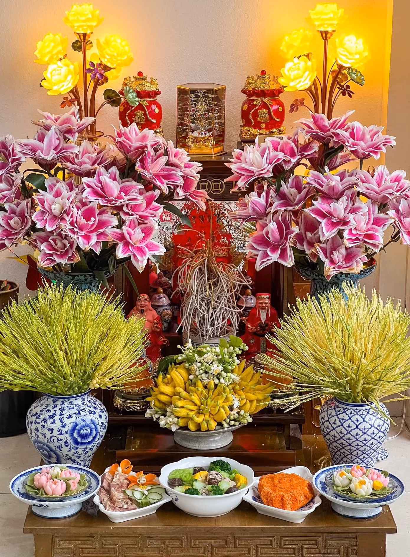 Trước khi cúng Rằm tháng Giêng, các gia đình cần lau chùi, dọn dẹp bàn thờ gia tiên sạch sẽ. Trước khi cúng Rằm tháng Giêng, các gia đình cần lau chùi, dọn dẹp bàn thờ gia tiên sạch sẽ.