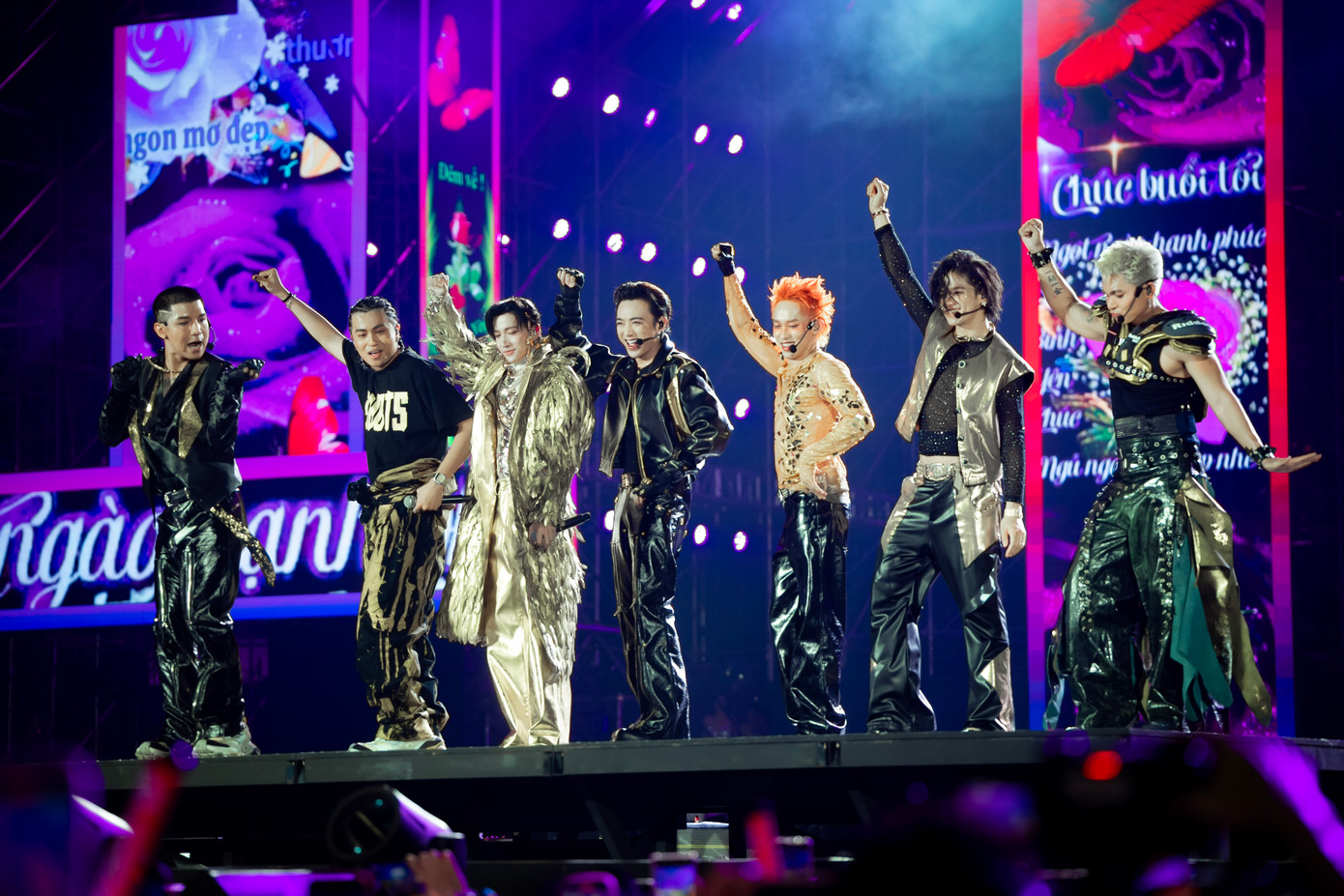 Đêm diễn bắt đầu với Hỏa ca - ca khúc chủ đề của chương trình. Với tiết mục mở màn này, 33 anh tài hòa ca thổi bùng nhiệt huyết, sự cổ vũ của hàng vạn khán giả.