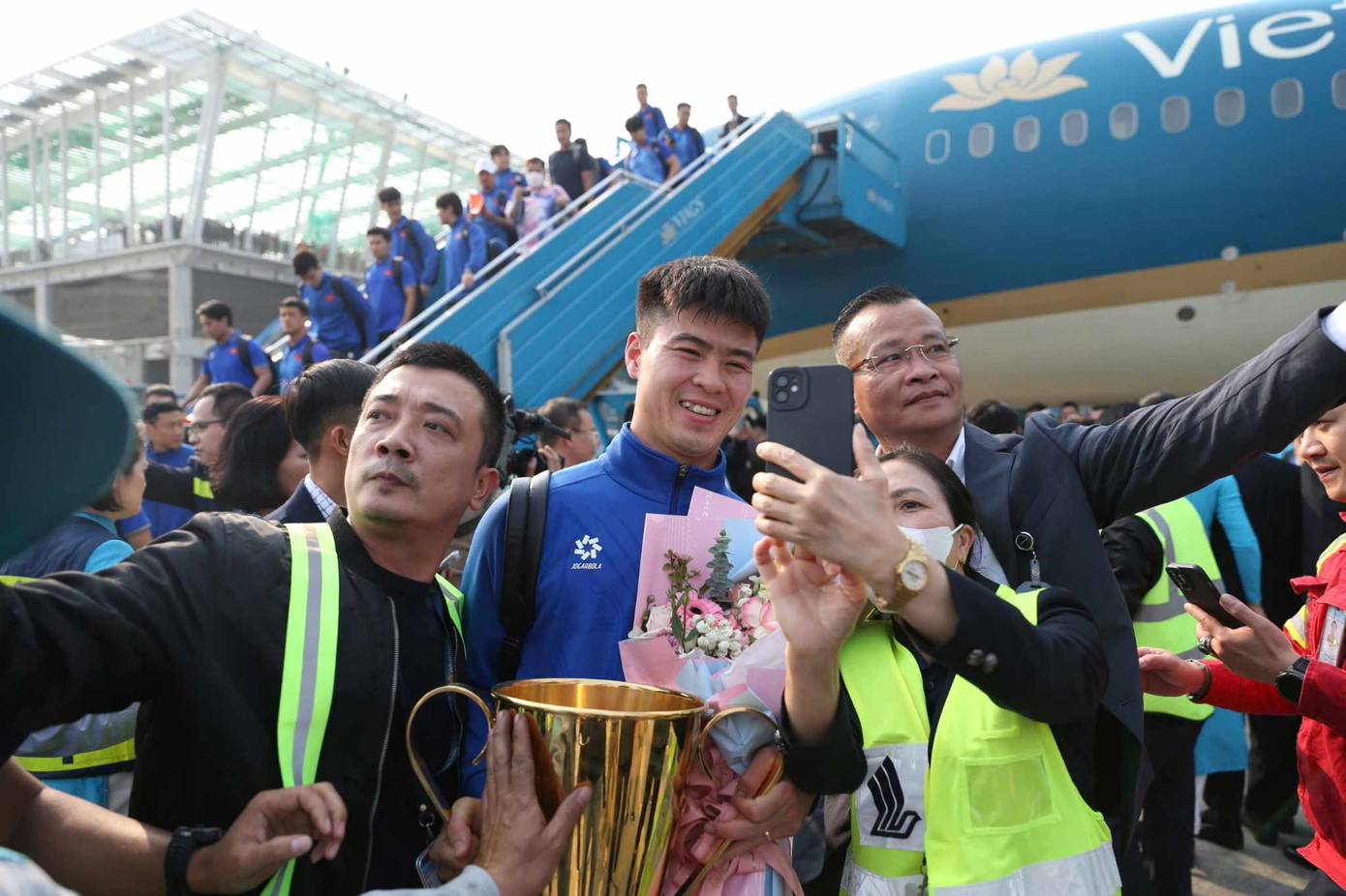 Người hâm mộ nhanh chóng ghi lại những khoảnh khắc đẹp bên cạnh những người hùng của Việt Nam.