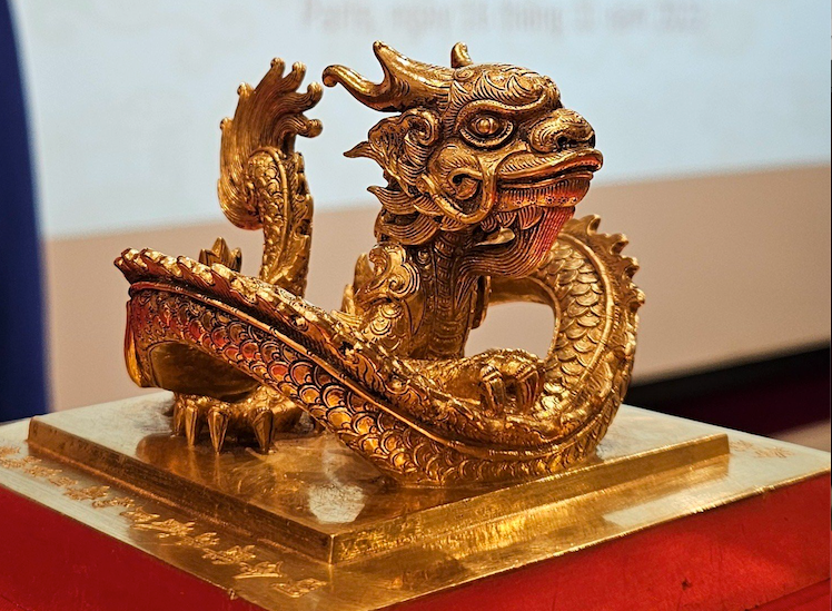 Phương án bảo vệ bảo vật quốc gia thuộc sở hữu tư nhân, phải được Sở Văn hoá, Thể thao và Du lịch hoặc Sở Văn hoá và Thể thao thông qua, UBND cấp xã phân công tổ chức thực hiện. Phương án bảo vệ bảo vật quốc gia thuộc sở hữu tư nhân, phải được Sở Văn hoá, Thể thao và Du lịch hoặc Sở Văn hoá và Thể thao thông qua, UBND cấp xã phân công tổ chức thực hiện.