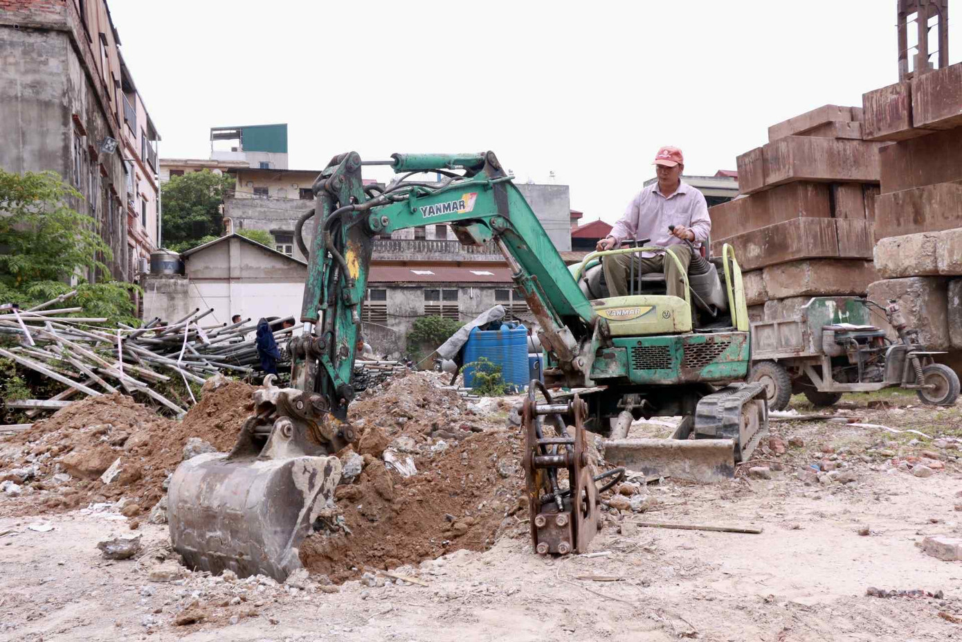 Công nhân đang thực hiện xử lý nền bê tông tại dự án. Công nhân đang thực hiện xử lý nền bê tông tại dự án.