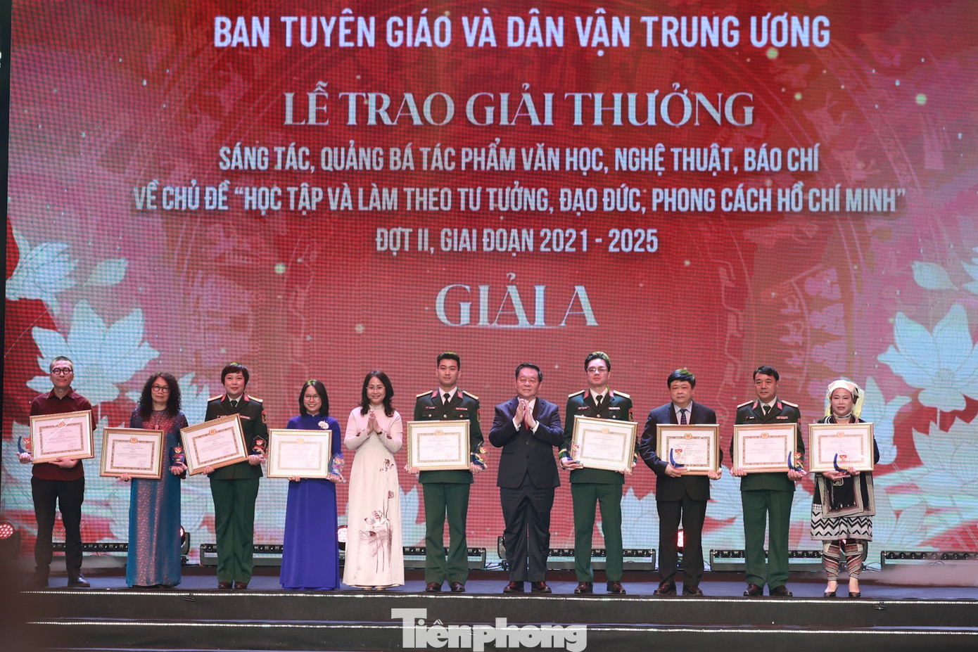 Lãnh đạo Ban Tuyên giáo và Dân vận T.Ư trao giải A cho các tác giả, nhóm tác giả.
