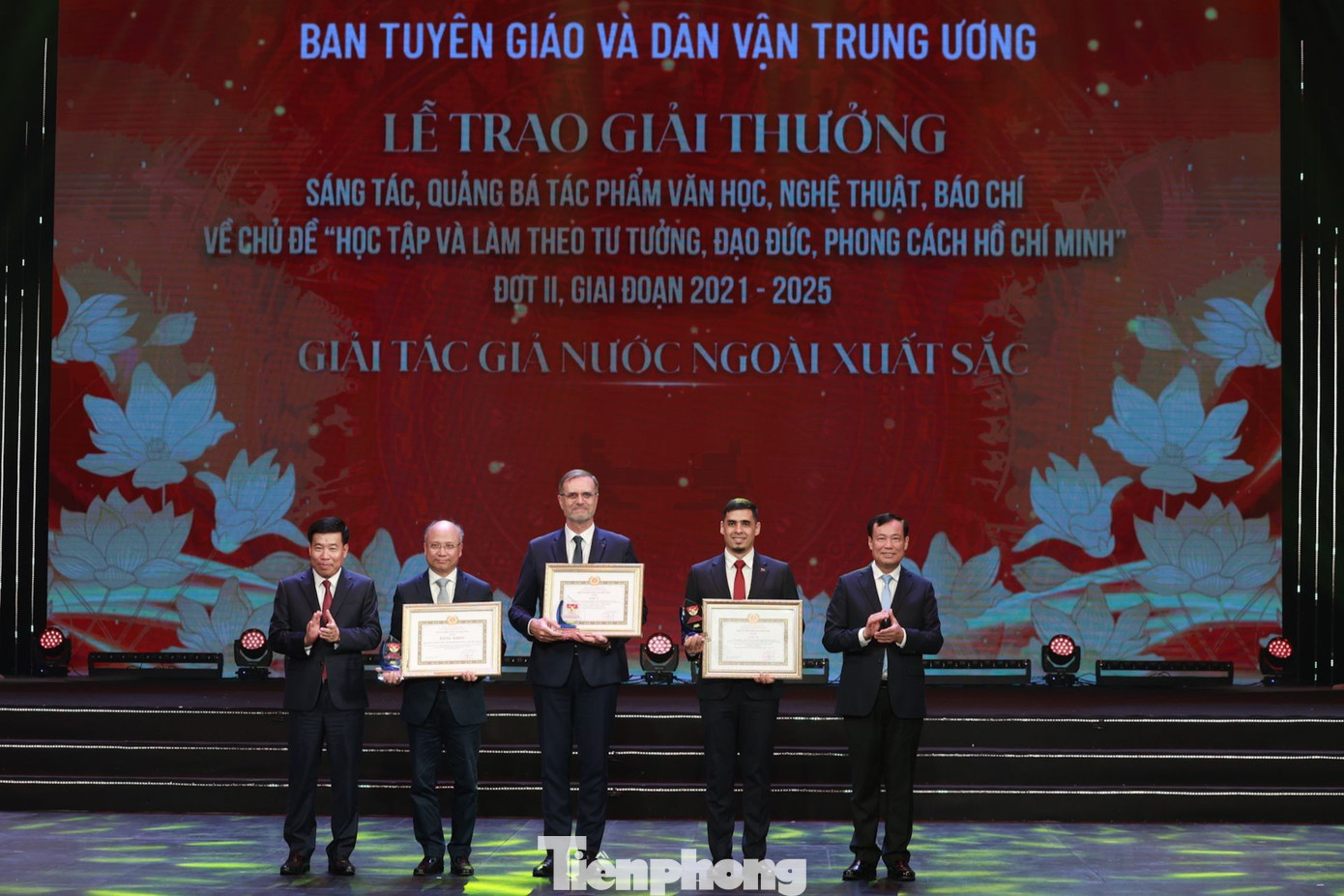 Các cá nhân, tập thể nhận giải Tác giả nước ngoài xuất sắc.