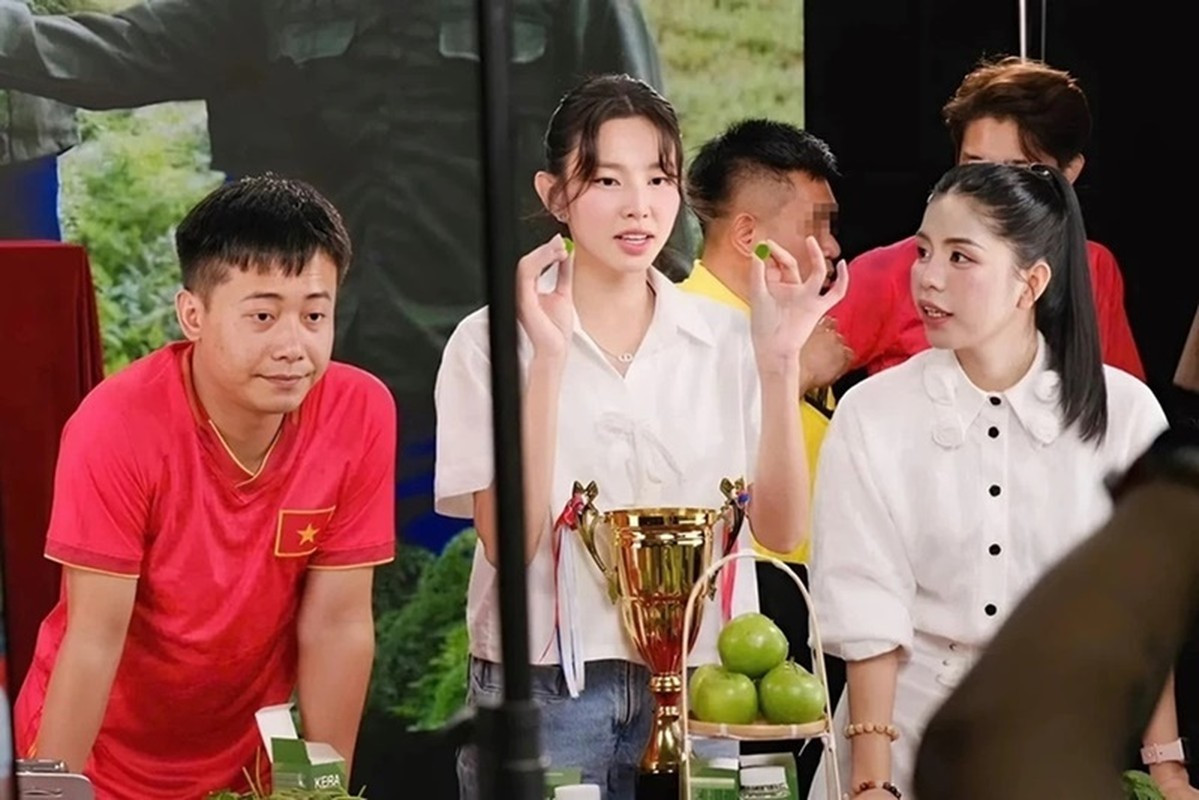 Sản phẩm kẹo rau do nhóm Quang Linh, Hằng Du Mục quảng cáo gây tranh cãi dữ dội. Sản phẩm kẹo rau do nhóm Quang Linh, Hằng Du Mục quảng cáo gây tranh cãi dữ dội.