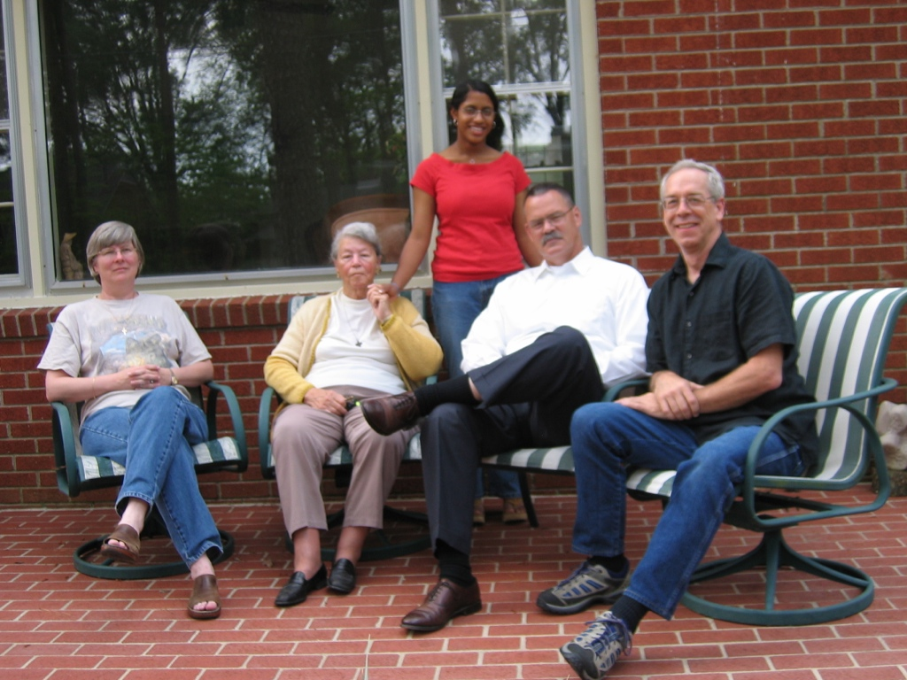 Ông Ted Engelmann (phải) chụp ảnh cùng gia đình ông gia Fred Whitehurst. Ảnh: NVCC. Ông Ted Engelmann (phải) chụp ảnh cùng gia đình ông gia Fred Whitehurst. Ảnh: NVCC.