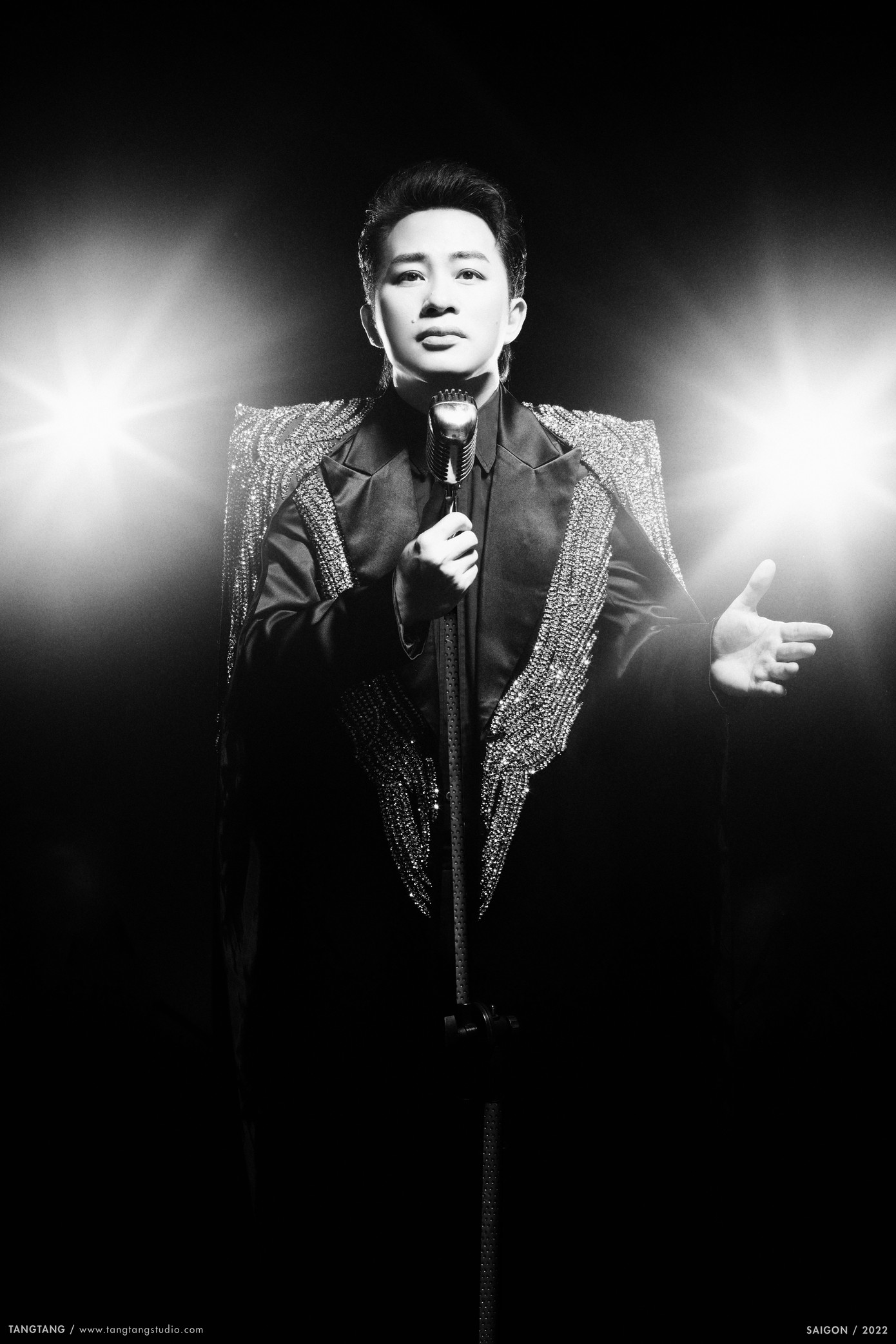 Những tâm tư về tình cha con được Tùng Dương thể hiện đầy cảm xúc qua ca khúc Lời nói dối của cha.