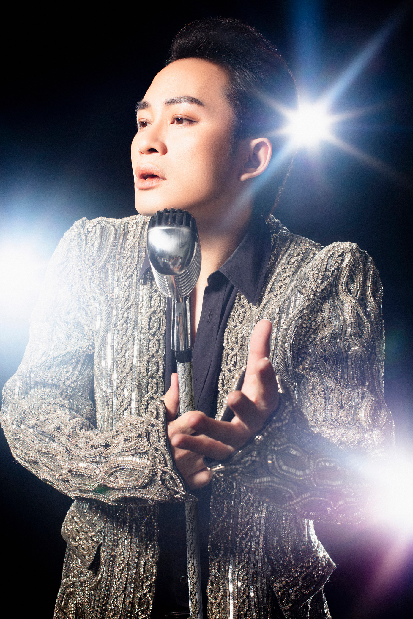 Những tâm tư về tình cha con được Tùng Dương thể hiện đầy cảm xúc qua ca khúc Lời nói dối của cha.