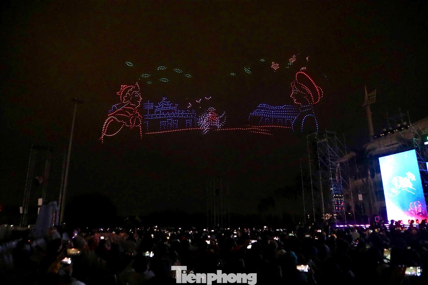 Đêm tổng duyệt bắt đầu từ 20h ngày 26/1 tại Quảng trường SVĐ Mỹ Đình. Dù trời rét sâu, hàng trăm người dân Thủ đô vẫn đổ xô về SVĐ Mỹ Đình để thưởng thức bữa tiệc âm nhạc và ánh sáng hiếm có.