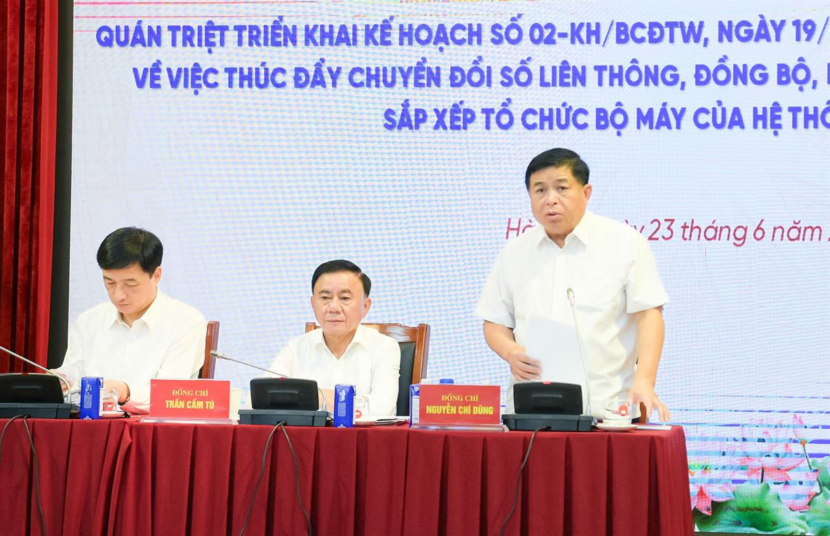 Đồng chí Nguyễn Chí Dũng, Ủy viên Trung ương Đảng, Phó Thủ tướng Chính phủ phát biểu tại Hội nghị.