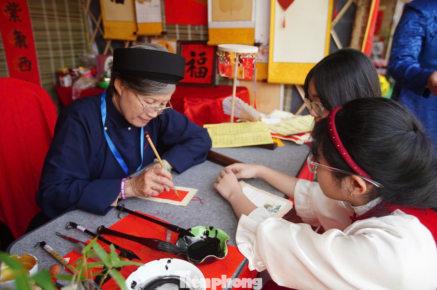 Ngoài những ông đồ như truyền thống, năm nay Hội chữ Xuân còn có bà đồ. Đây được coi là chuyện hiếm, bởi không nhiều bà đồ vượt qua được cuộc khảo tuyển của BTC chương trình.