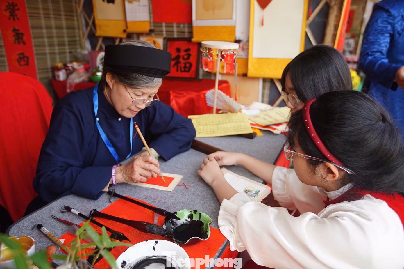 Ngoài những ông đồ như truyền thống, năm nay Hội chữ Xuân còn có bà đồ. Đây được coi là chuyện hiếm, bởi không nhiều bà đồ vượt qua được cuộc khảo tuyển của BTC chương trình.